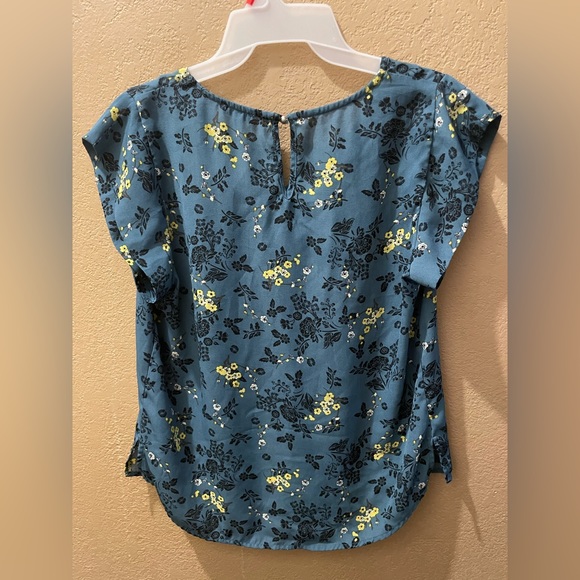 Lili White sheer shirt sleeve floral shirt. Size (Large) like new - Picture 4 of 5